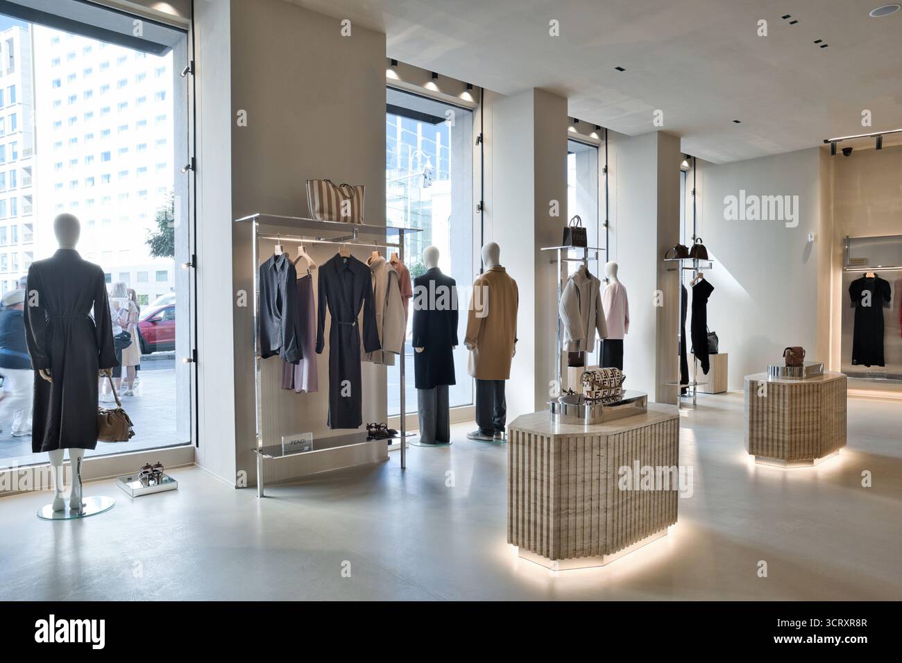 Elegantes Boutique mit verschiedenen Mode-Luxusmarken Stockfoto