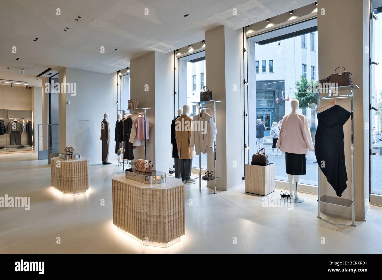 Elegantes Boutique mit verschiedenen Mode-Luxusmarken Stockfoto