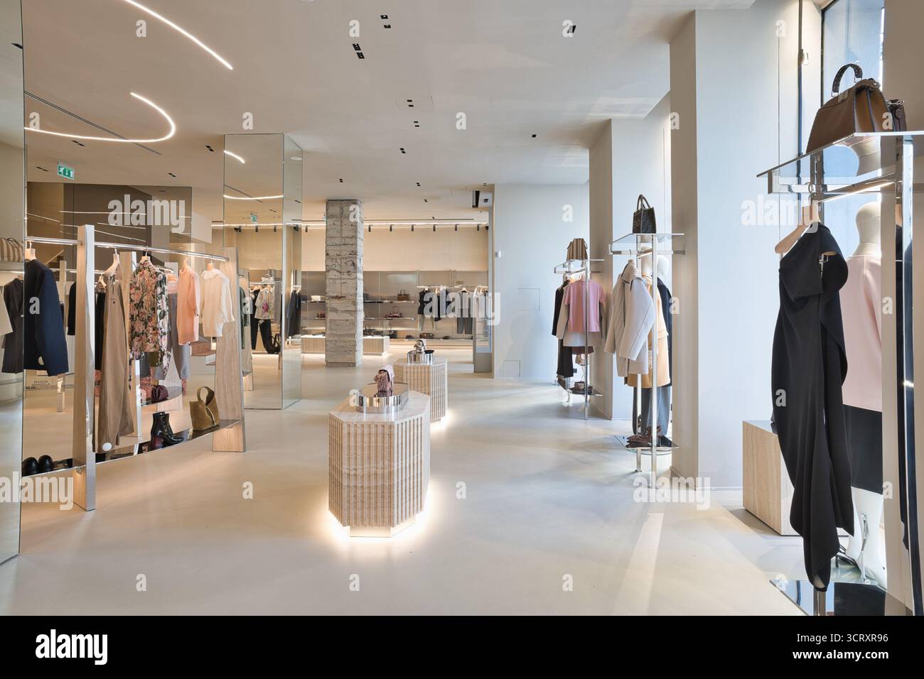 Elegantes Boutique mit verschiedenen Mode-Luxusmarken Stockfoto