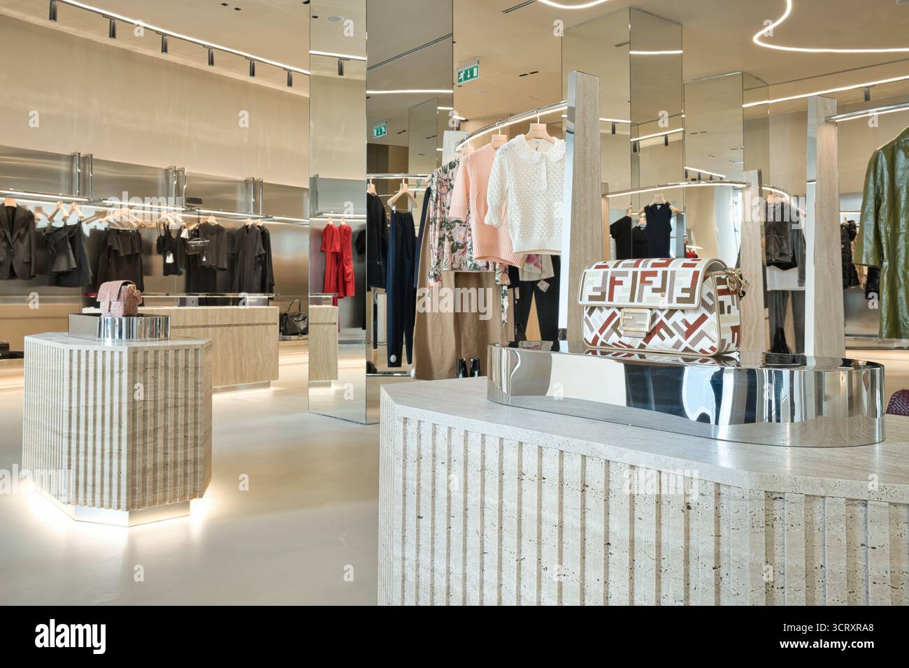 Elegantes Boutique mit verschiedenen Mode-Luxusmarken Stockfoto