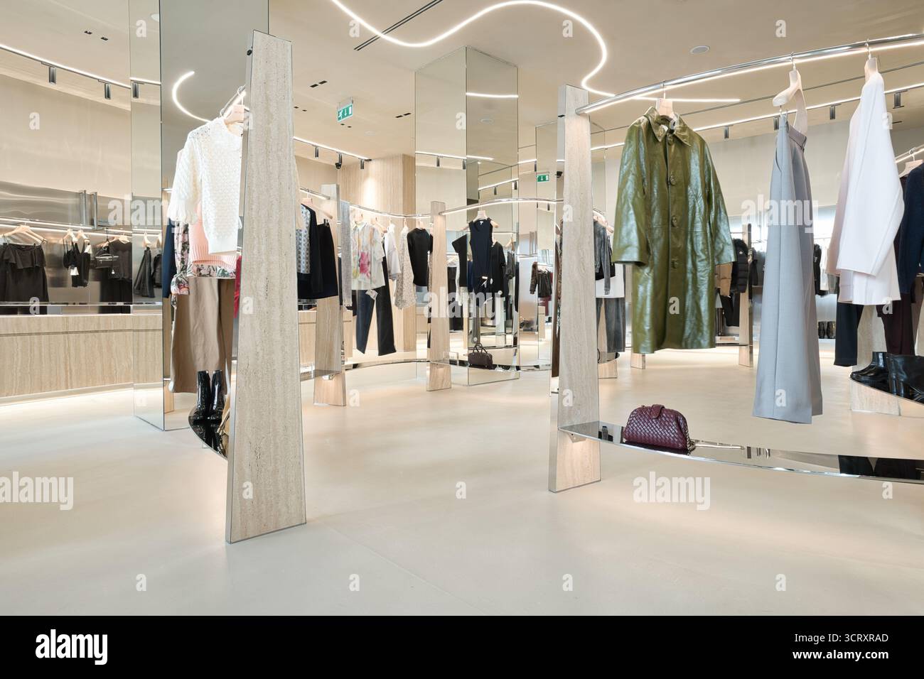Elegantes Boutique mit verschiedenen Mode-Luxusmarken Stockfoto