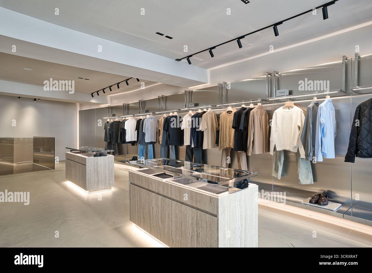 Elegantes Boutique mit verschiedenen Mode-Luxusmarken Stockfoto