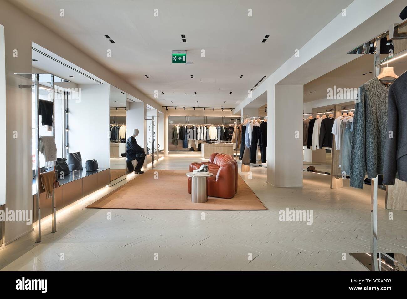 Elegantes Boutique mit verschiedenen Mode-Luxusmarken Stockfoto