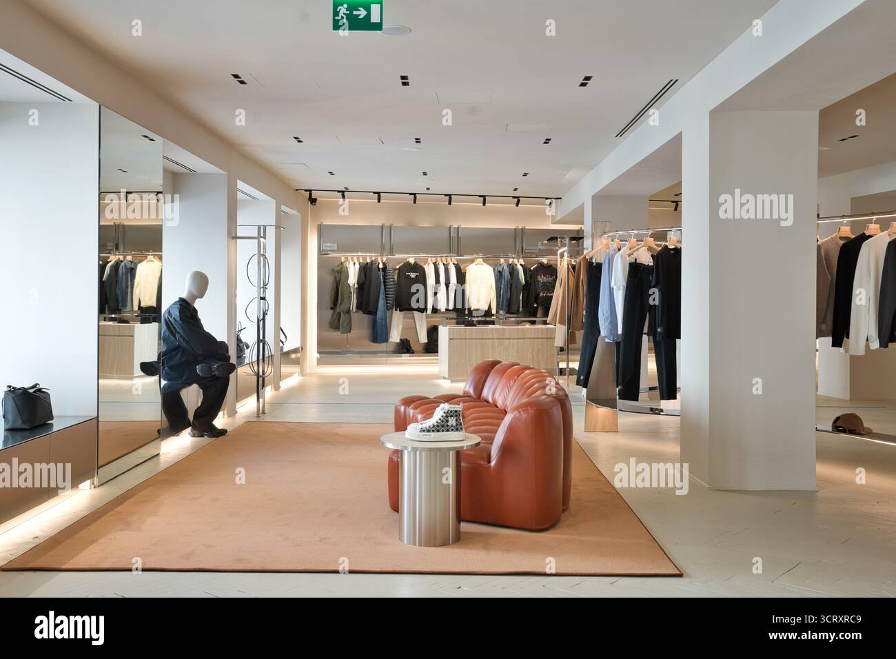 Elegantes Boutique mit verschiedenen Mode-Luxusmarken Stockfoto