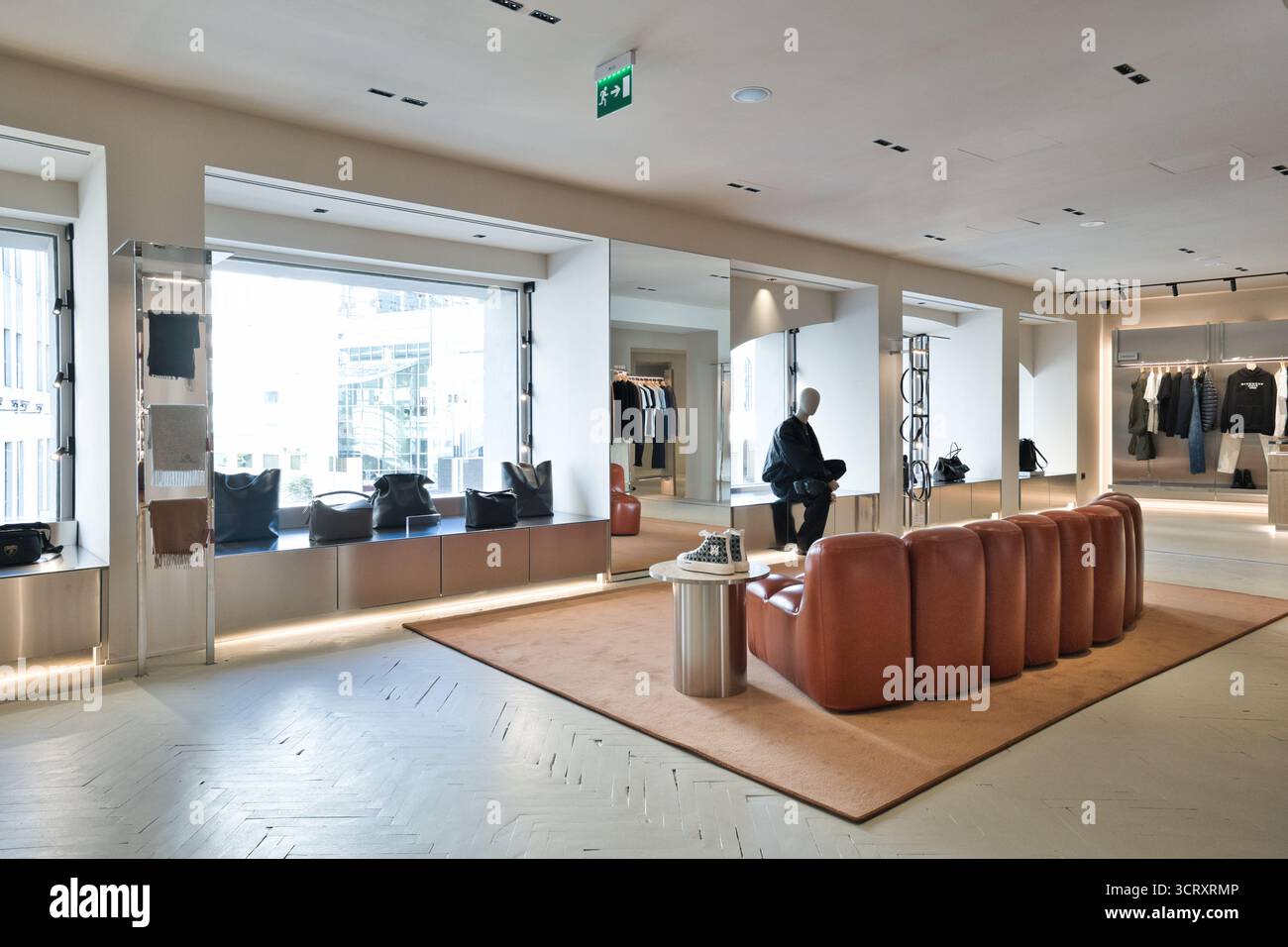 Elegantes Boutique mit verschiedenen Mode-Luxusmarken Stockfoto