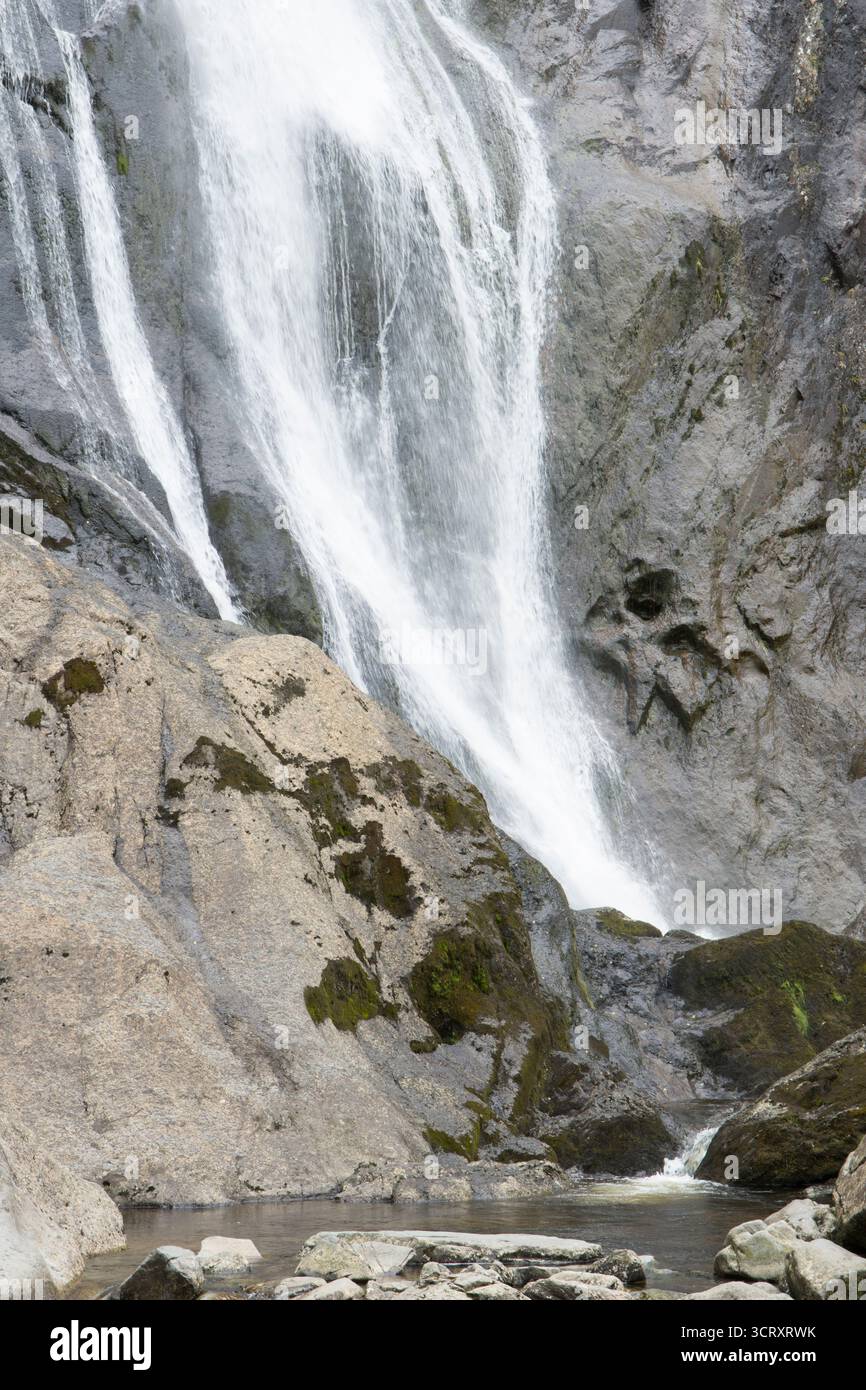 Aber Falls, Rhaeadr Fawr, nahe am Boden des Wasserfalls, der auf Felsen fällt und im Fluss, Snowdonia, wegfließt Stockfoto