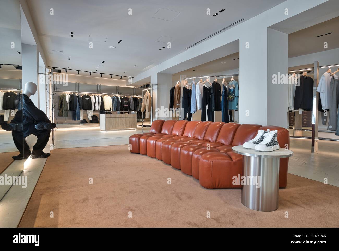 Elegantes Boutique mit verschiedenen Mode-Luxusmarken Stockfoto