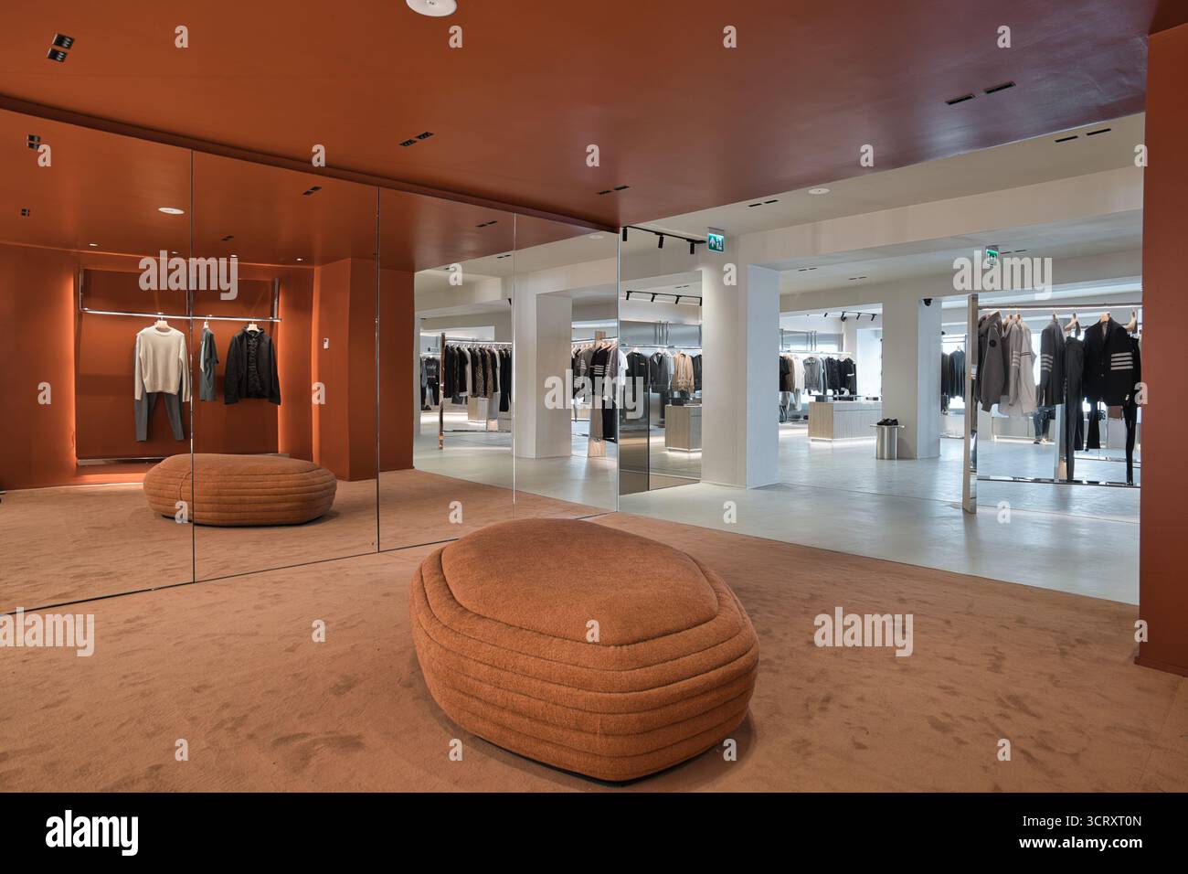 Elegantes Boutique mit verschiedenen Mode-Luxusmarken Stockfoto