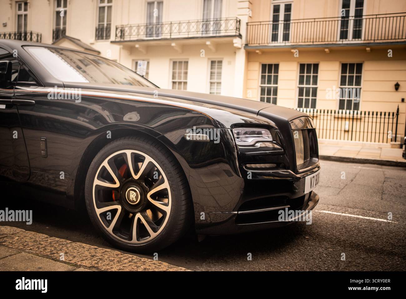 LONDON, 21. AUGUST 2025: Rolls Royce parkte auf der gehobenen Straße in Belgravia. Stockfoto