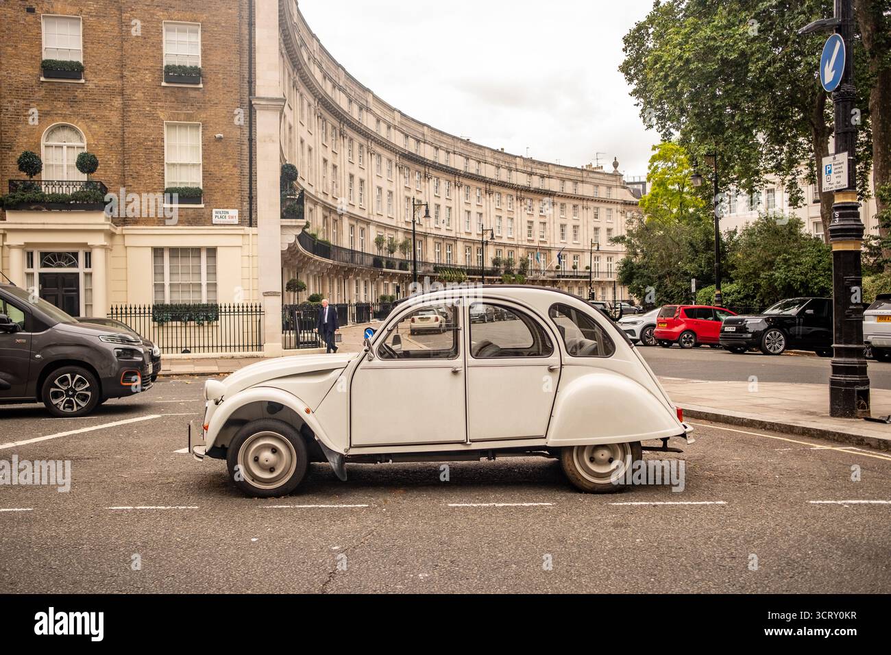 LONDON – 21. AUGUST 2025: Citroen 2CV Dolly parkte auf Wilton Crescent, wohlhabender Wohngegend von Belgravia/Knightsbridge Stockfoto