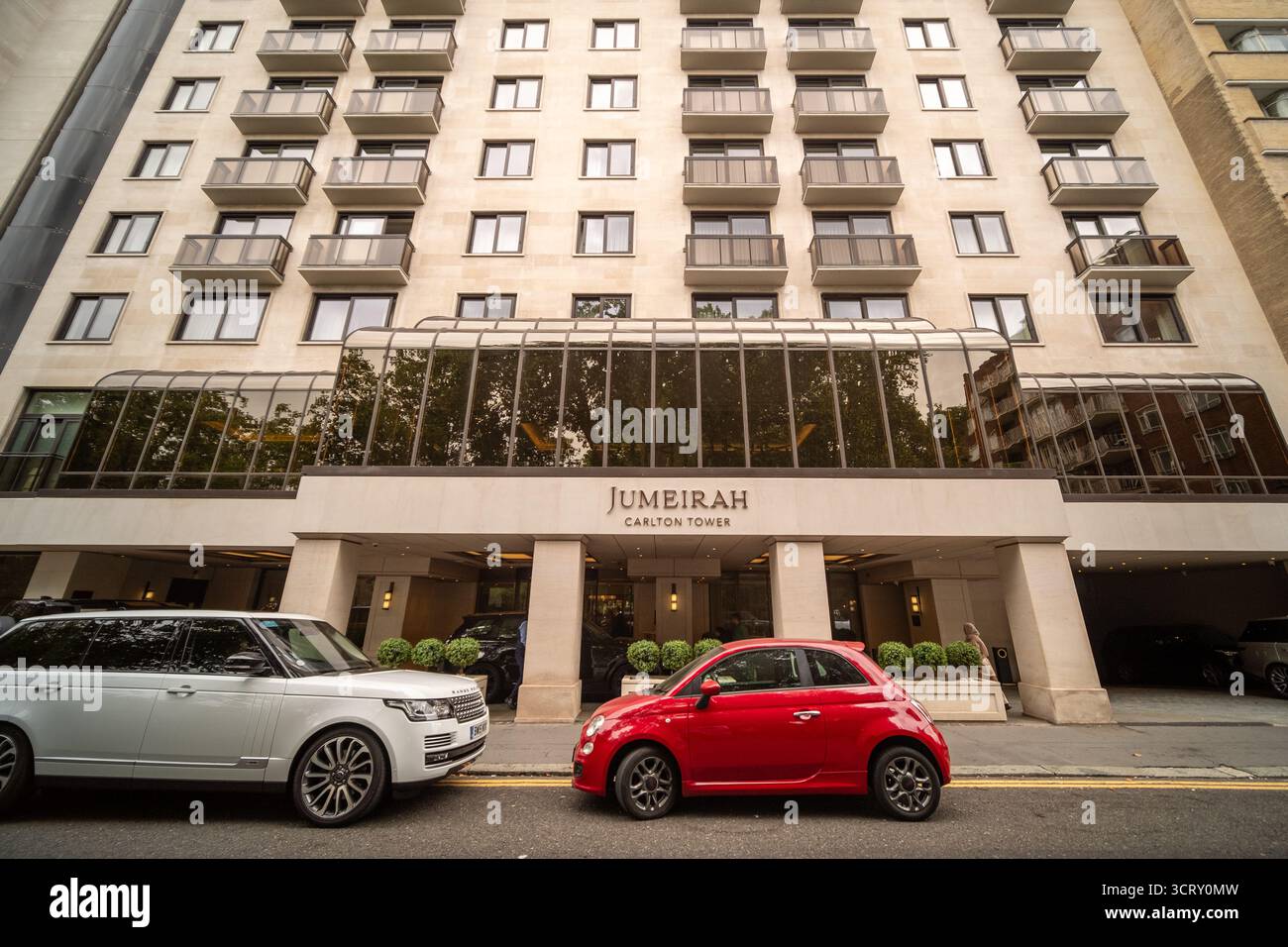 LONDON - 21. AUGUST 2025: Das Jumeirah Lowndes Hotel ist ein 5-Sterne-Luxusboutique-Hotel in der Lowndes Street 21 im gehobenen Belgravia-Viertel. Stockfoto