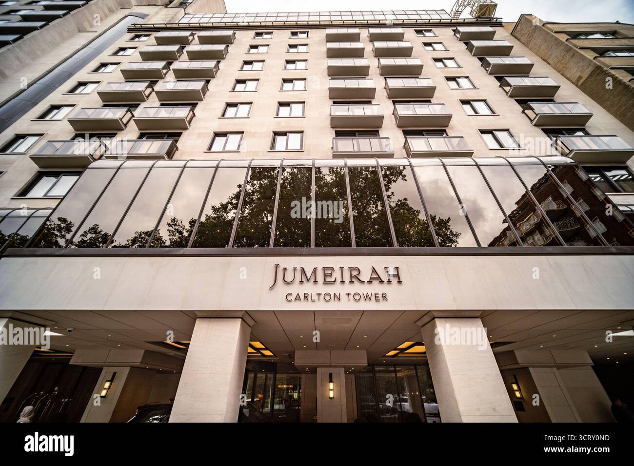 LONDON - 21. AUGUST 2025: Das Jumeirah Lowndes Hotel ist ein 5-Sterne-Luxusboutique-Hotel in der Lowndes Street 21 im gehobenen Belgravia-Viertel. Stockfoto