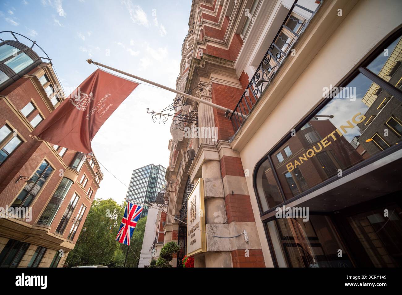 LONDON - 23. AUGUST 2025: St. James' Court, A Taj Hotel ist ein luxuriöses 4-Sterne-Hotel in Westminster, London, das für seine viktorianische Architektur bekannt ist. Stockfoto