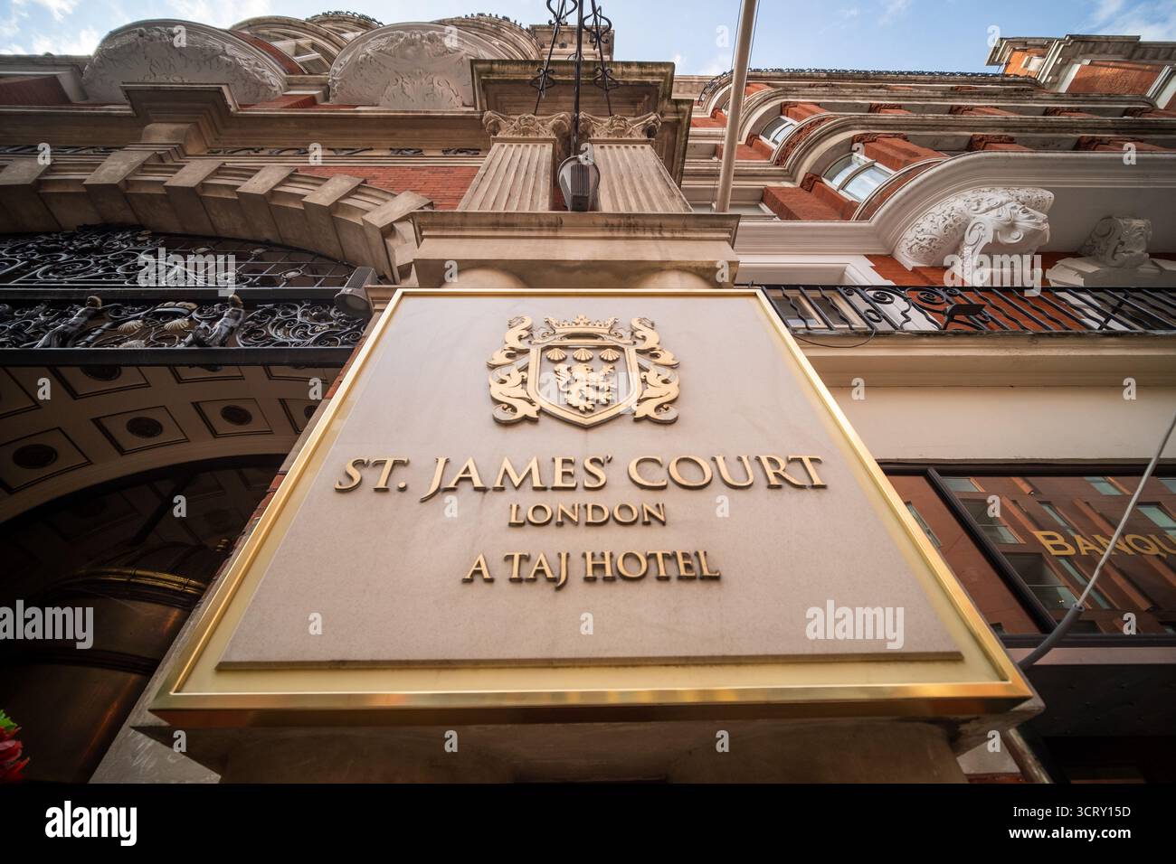 LONDON - 23. AUGUST 2025: St. James' Court, A Taj Hotel ist ein luxuriöses 4-Sterne-Hotel in Westminster, London, das für seine viktorianische Architektur bekannt ist. Stockfoto