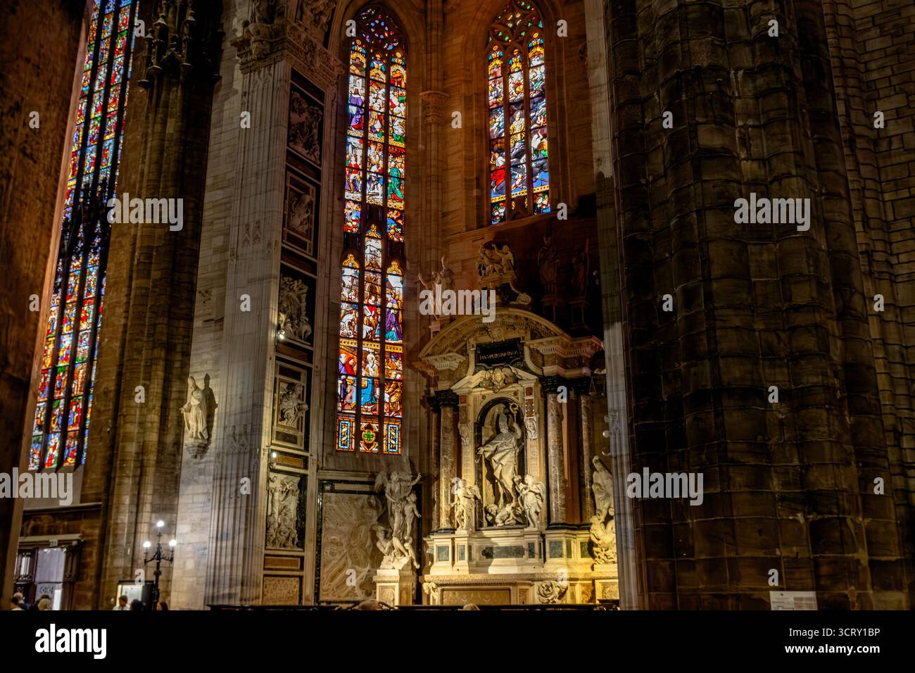 Der Trivulzio-Kerzenleuchter, ein verzweigter Kerzenleuchter im gotischen Design in der Mailänder Kathedrale, Duomo di Mailand, Mailand, Italien Stockfoto