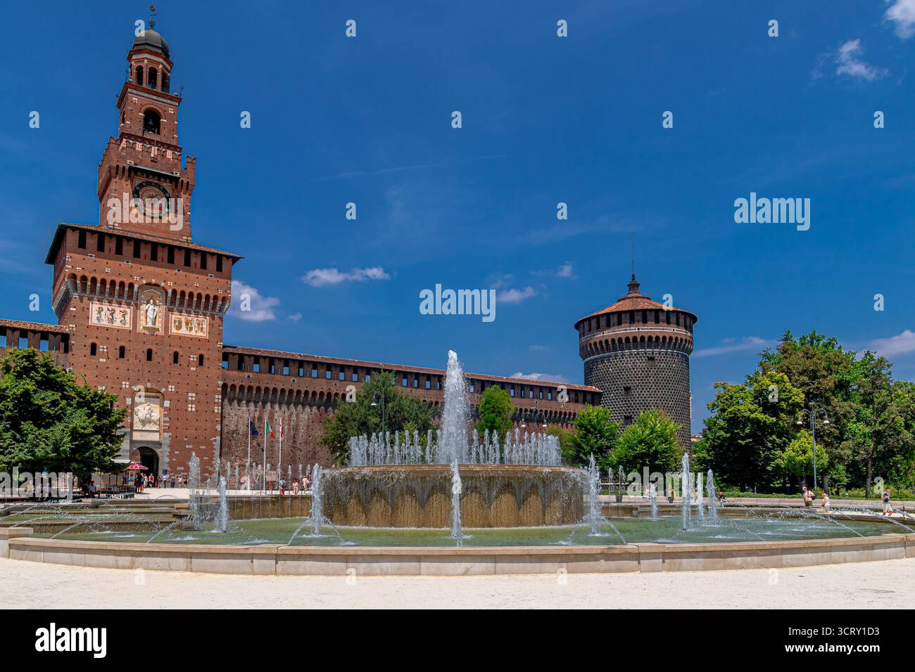 Brunnen am Eingang zum Schloss Sforza oder Castello Sforzesco , einer mittelalterlichen Festung in Mailand, Italien Stockfoto