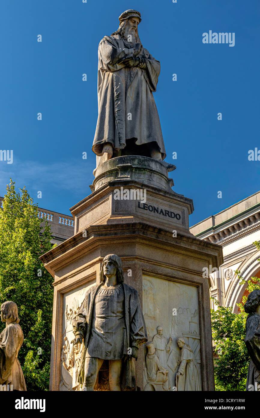 Eine Statue von Leonardo da Vinci eine Skulptur von Pietro Magni steht in der Mitte des Platzes der Piazza della Scala in Mailand, Italien Stockfoto