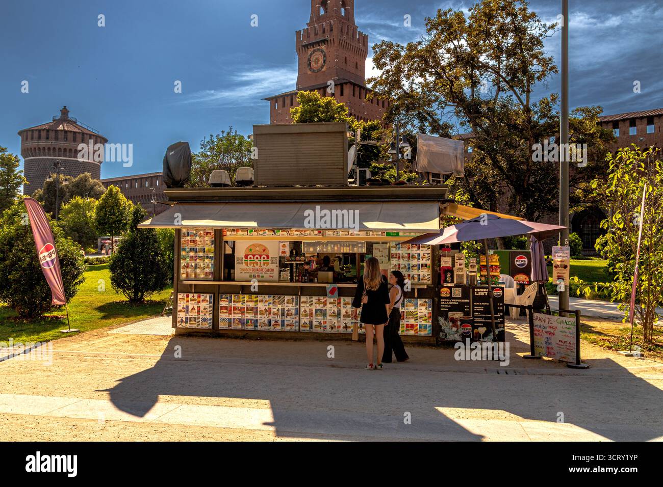 Leute vor dem Chiosco Squadre Calcio, einem Kiosk mit Fußball-Sandwiches und Panini in der Nähe des berühmten Schlosses Sforza in Mailand, Italien Stockfoto