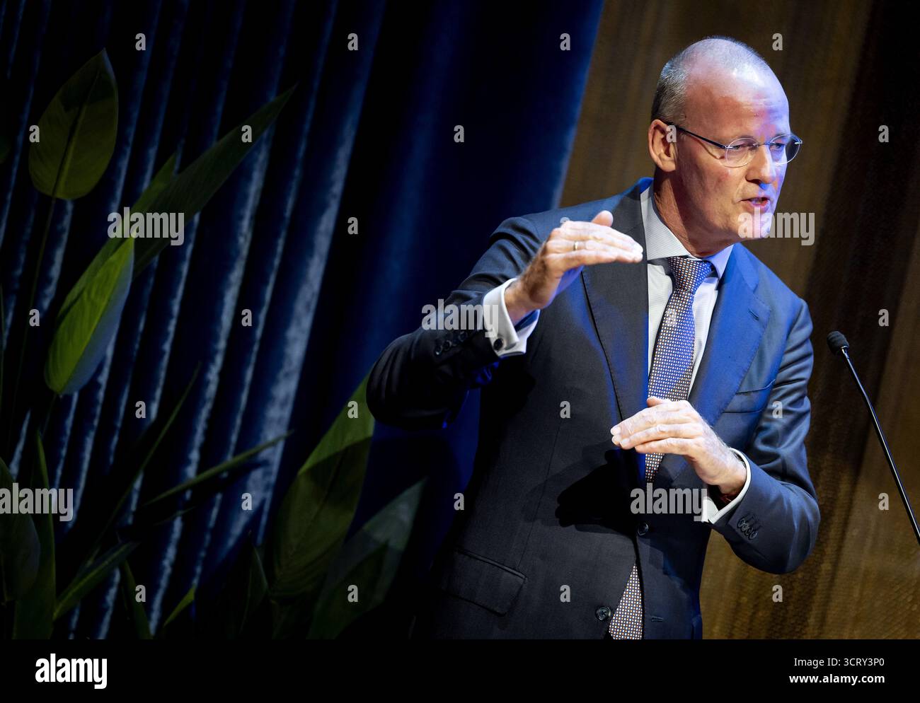 AMSTERDAM - Klaas Knot während seiner Abschiedsrede beim Abschiedssymposium für den scheidenden Präsidenten der de Nederlandsche Bank. ANP KOEN VAN WEEL niederlande Out - belgien Out Credit: ANP/Alamy Live News Stockfoto