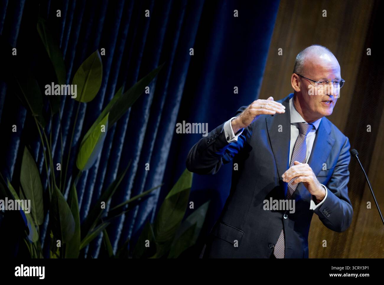 AMSTERDAM - Klaas Knot während seiner Abschiedsrede beim Abschiedssymposium für den scheidenden Präsidenten der de Nederlandsche Bank. ANP KOEN VAN WEEL niederlande Out - belgien Out Credit: ANP/Alamy Live News Stockfoto