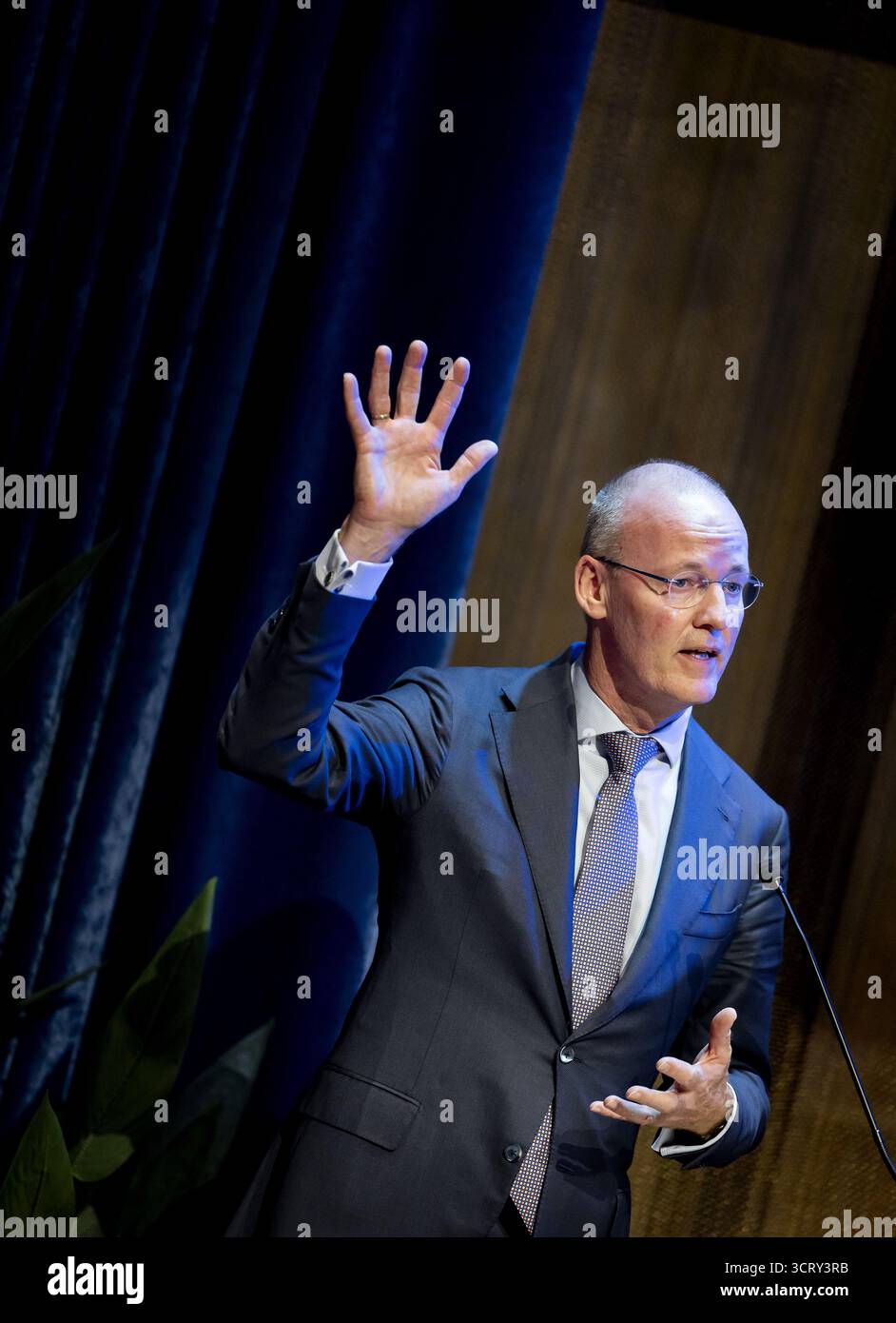 AMSTERDAM - Klaas Knot während seiner Abschiedsrede beim Abschiedssymposium für den scheidenden Präsidenten der de Nederlandsche Bank. ANP KOEN VAN WEEL niederlande Out - belgien Out Credit: ANP/Alamy Live News Stockfoto