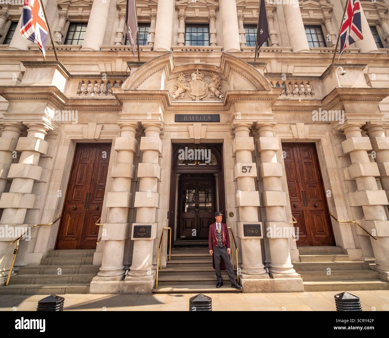 LONDON - 23. AUGUST 2025: Das Raffles London at the OWO ist ein Luxushotel im historischen Old war Office (OWO)-Gebäude in Whitehall. Stockfoto