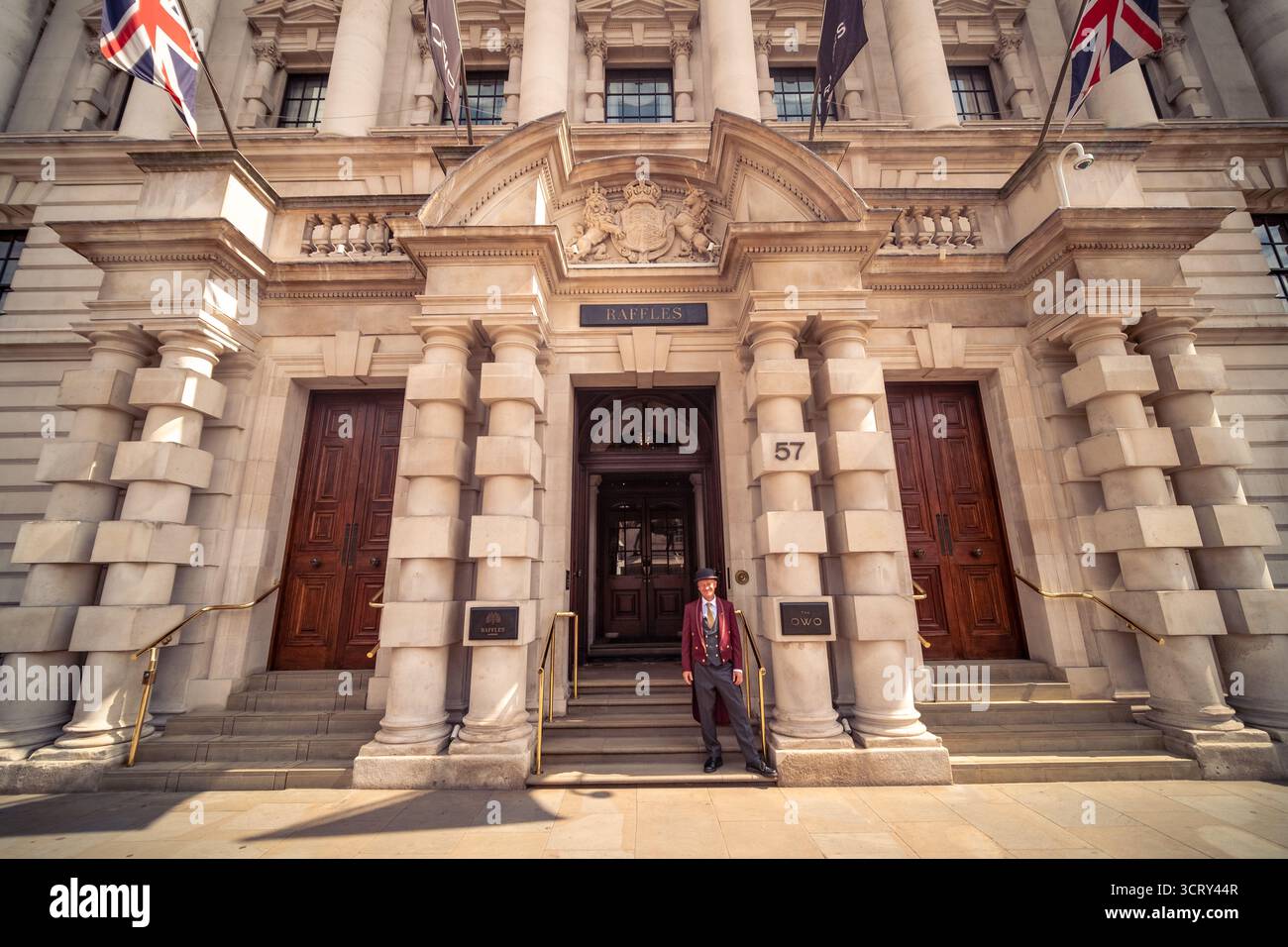 LONDON - 23. AUGUST 2025: Das Raffles London at the OWO ist ein Luxushotel im historischen Old war Office (OWO)-Gebäude in Whitehall. Stockfoto