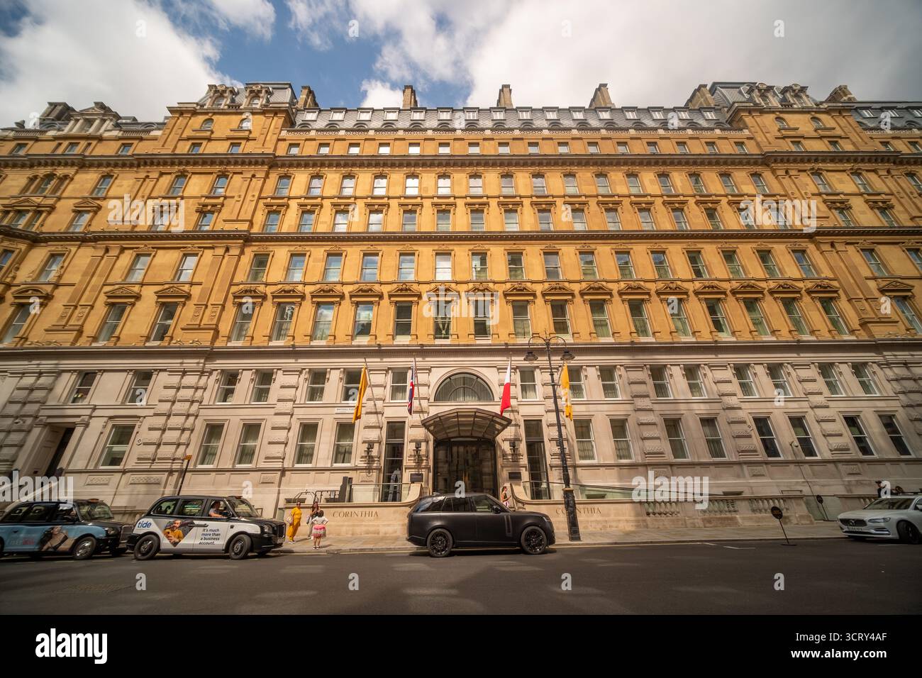 LONDON - 23. AUGUST 2025: Das Corinthia London - fünf-Sterne-Luxushotel im Zentrum von London, in Whitehall in der Nähe der Themse, Trafalgar Square Stockfoto