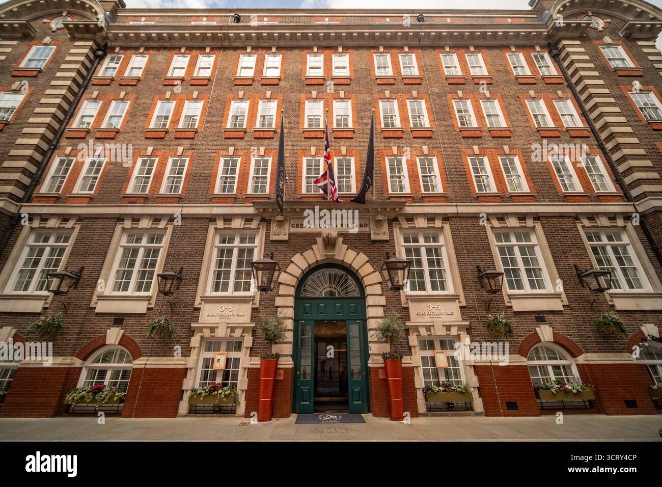 LONDON, 23. AUGUST 2025: Das Great Scotland Yard Hotel in Whitehall befindet sich im historischen Gebäude, dem alten Hauptquartier der Metropolitan Police Stockfoto