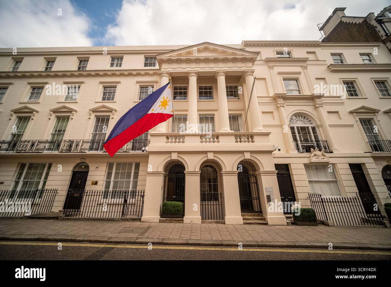 LONDON – 23. AUGUST 2025: Die Botschaft der Philippinen in London befindet sich in der Suffolk Street 6-11 Stockfoto