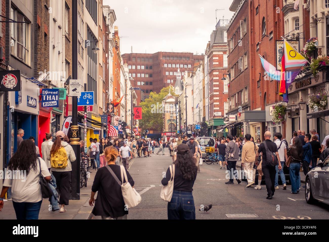 LONDON - 23. AUGUST 2025: Old Compton Street in Soho, lebhaftes Viertel im Londoner West End Stockfoto