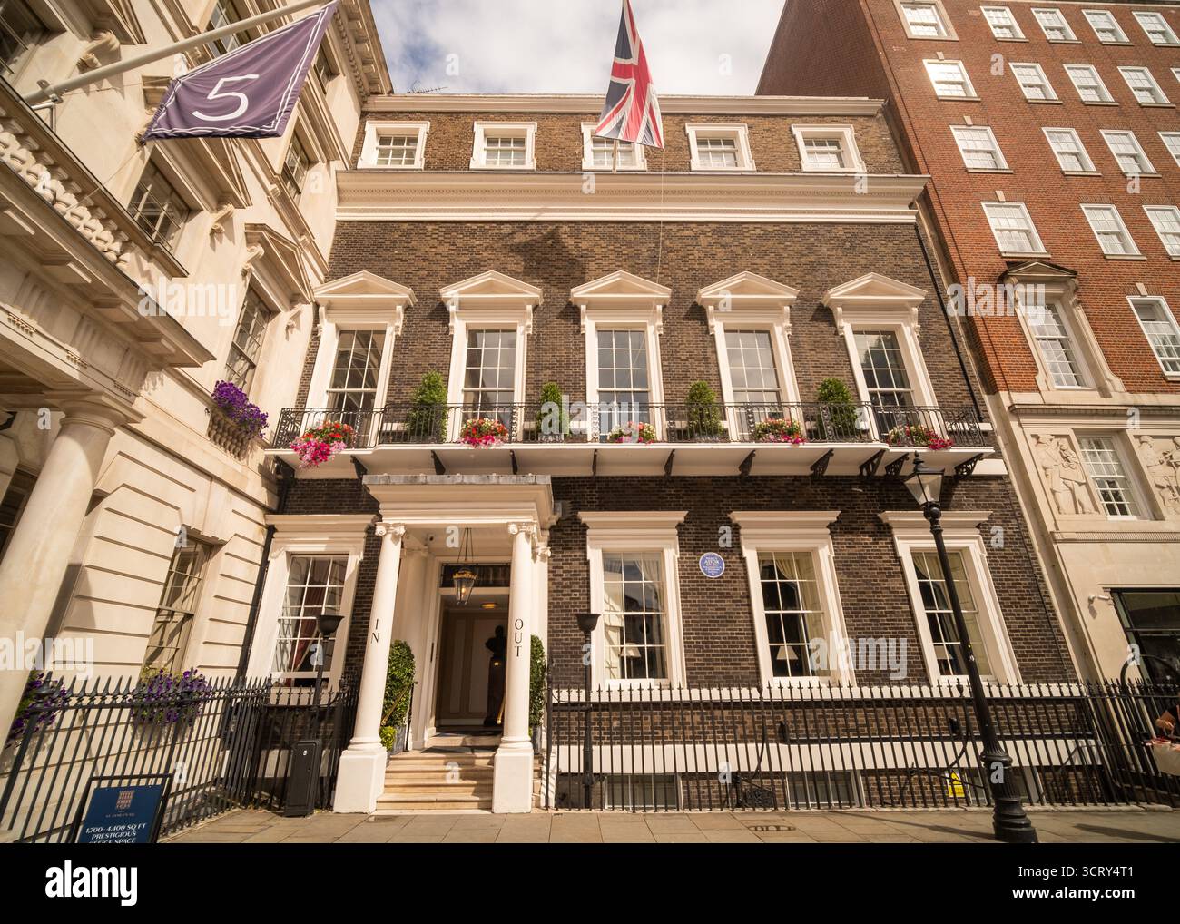 LONDON, 26. AUGUST 2025: The Naval and Military Club, offiziell bekannt als in & Out am St James's Square Stockfoto