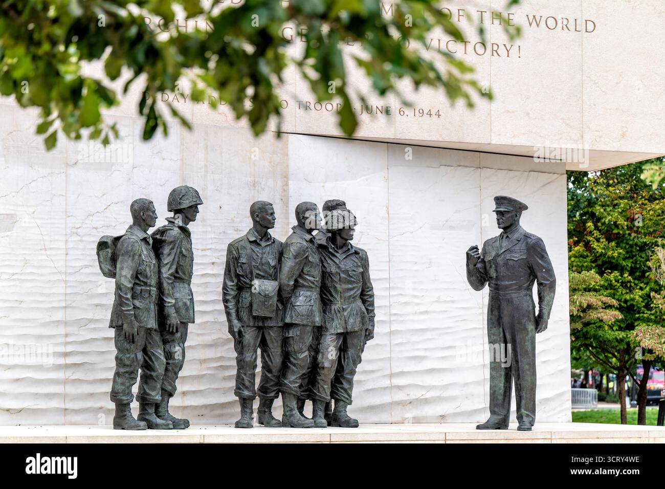 Eisenhower Memorial Bronzestatuen mit D Day Address Washington DC // WASHINGTON DC – Bronzestatuen am Dwight D. Eisenhower Memorial zeigen General Dwight D. Eisenhower, der sich am D-Day, 6. Juni 1944, an den alliierten Truppen wendet. Diese Szene erinnert an seine Führung während der Landungen in der Normandie, einem entscheidenden Moment des Zweiten Weltkriegs. Das von Frank Gehry entworfene Denkmal ehrt Eisenhowers Erbe als Militärkommandeur und 34. US-Präsident. Es liegt in der Nähe der National Mall und wurde 2020 eingeweiht. Stockfoto