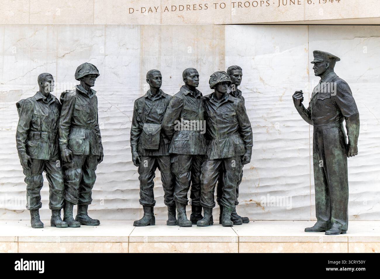 Dwight D Eisenhower Memorial Bronze Statue Washington DC // WASHINGTON DC – das Dwight D Eisenhower Memorial zeigt eine Bronzestatue von General Dwight D. Eisenhower, Oberbefehlshaber der Alliierten Expeditionstruppe, die sich an die amerikanischen Truppen wendet. Diese Szene erinnert an seine D-Day-Ansprache an die Truppen am 6. Juni 1944, vor der Landung der Normandie während des Zweiten Weltkriegs. Das 2020 eingeweihte Denkmal ehrt Eisenhowers Führung als Militärkommandeur und 34. US-Präsident. Die Bronzestatuen zeigen Eisenhower und die Soldaten in ihren Kriegsuniformen vor dem Hintergrund von Reliefschnitzereien Stockfoto