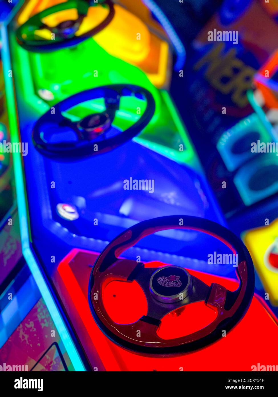 Rennspiel in der Arkade oder Karneval mit Neonlichtern Stockfoto