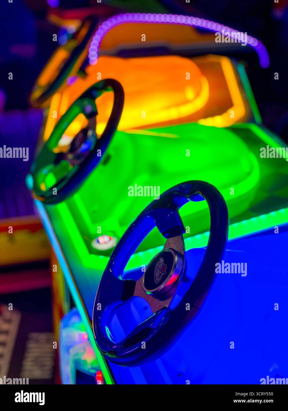 Rennspiel in der Arkade oder Karneval mit Neonlichtern Stockfoto
