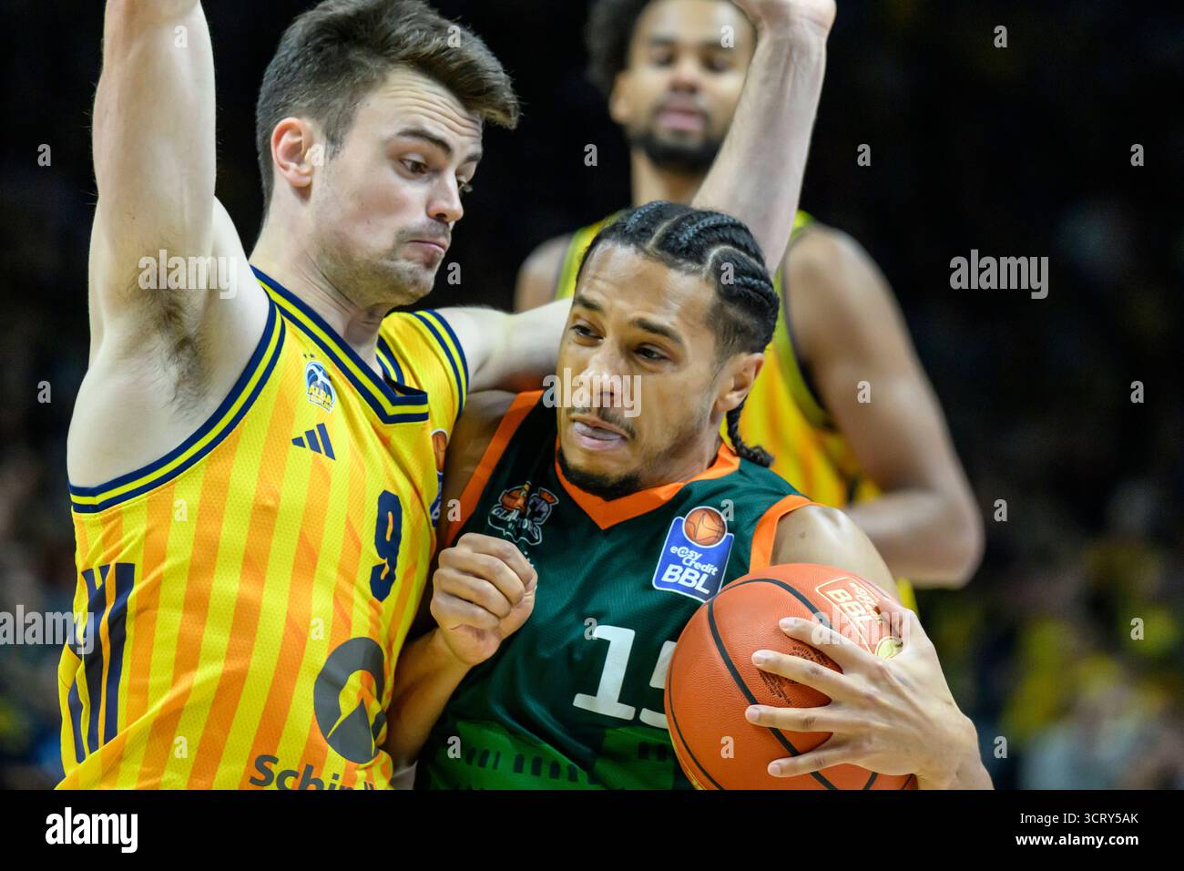 GER, Berlin, Basketball, Alba Berlin vs VET-CONCEPT Gladiators Trier , BBL, Basketball, Uber Arena, im Bild v.l.: Jonas Mattisseck Alba Berlin, Jordan Roland Trier, Zweikampf, Action, Kampf, kaempft um den Ball, 03.10.2025 *** DE, Berlin, Basketball, Alba Berlin vs VET CONCEPT Gladiators Trier , BBL, Basketball, Uber Arena, im Bild von l Jonas Mattisseck Alba Berlin , Jordan Roland Trier , Duell, Action, Kampf, Kampf um den Ball, 03 10 2025 Copyright: HMBxMedia/UwexKoch Stockfoto