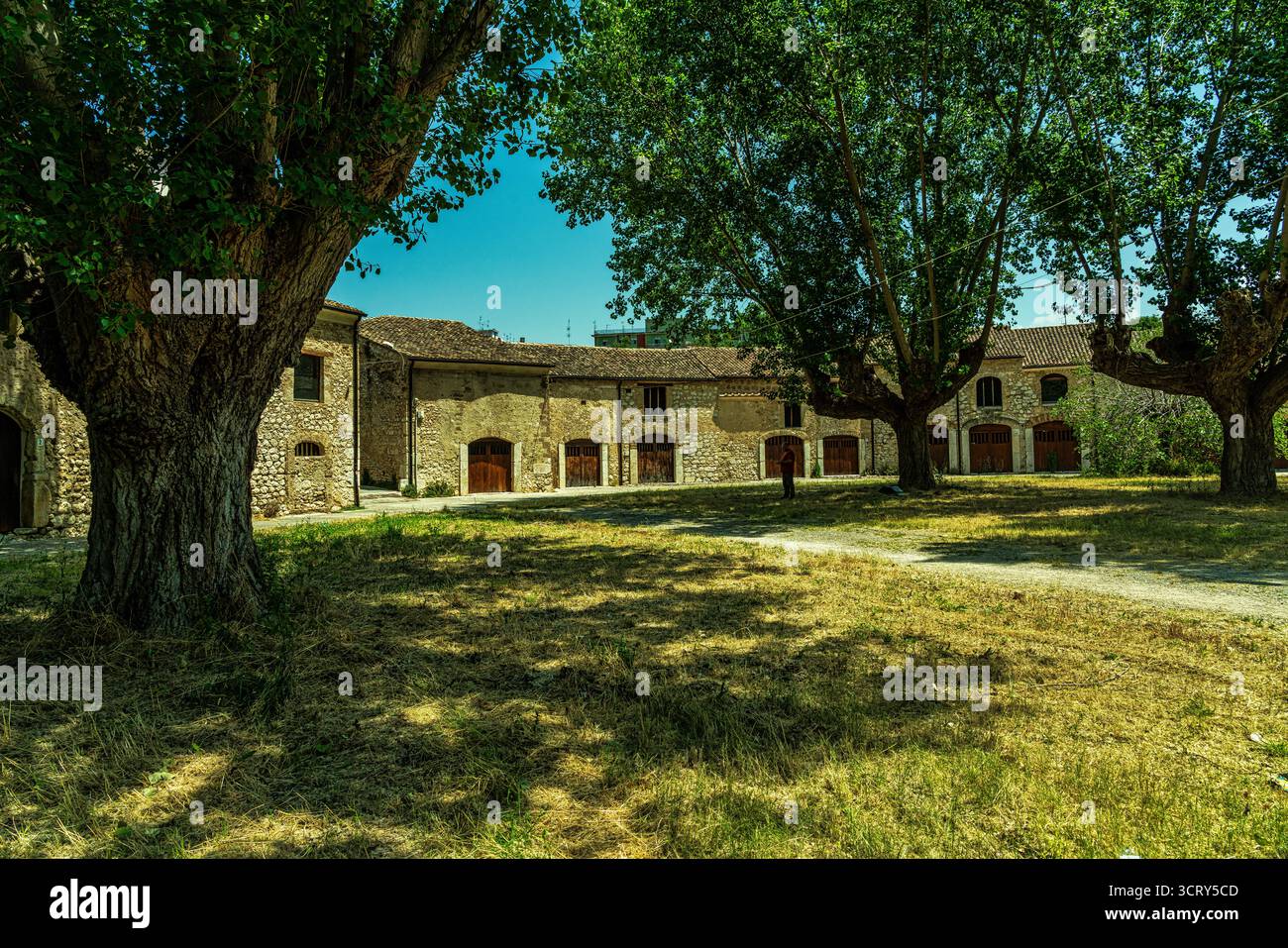 Das Verlasce Houses, ein römisches Amphitheater im modernen Zentrum von Venafro, wurde im Laufe der Zeit mittelalterlich und im 17. Jahrhundert verändert. Molise Stockfoto