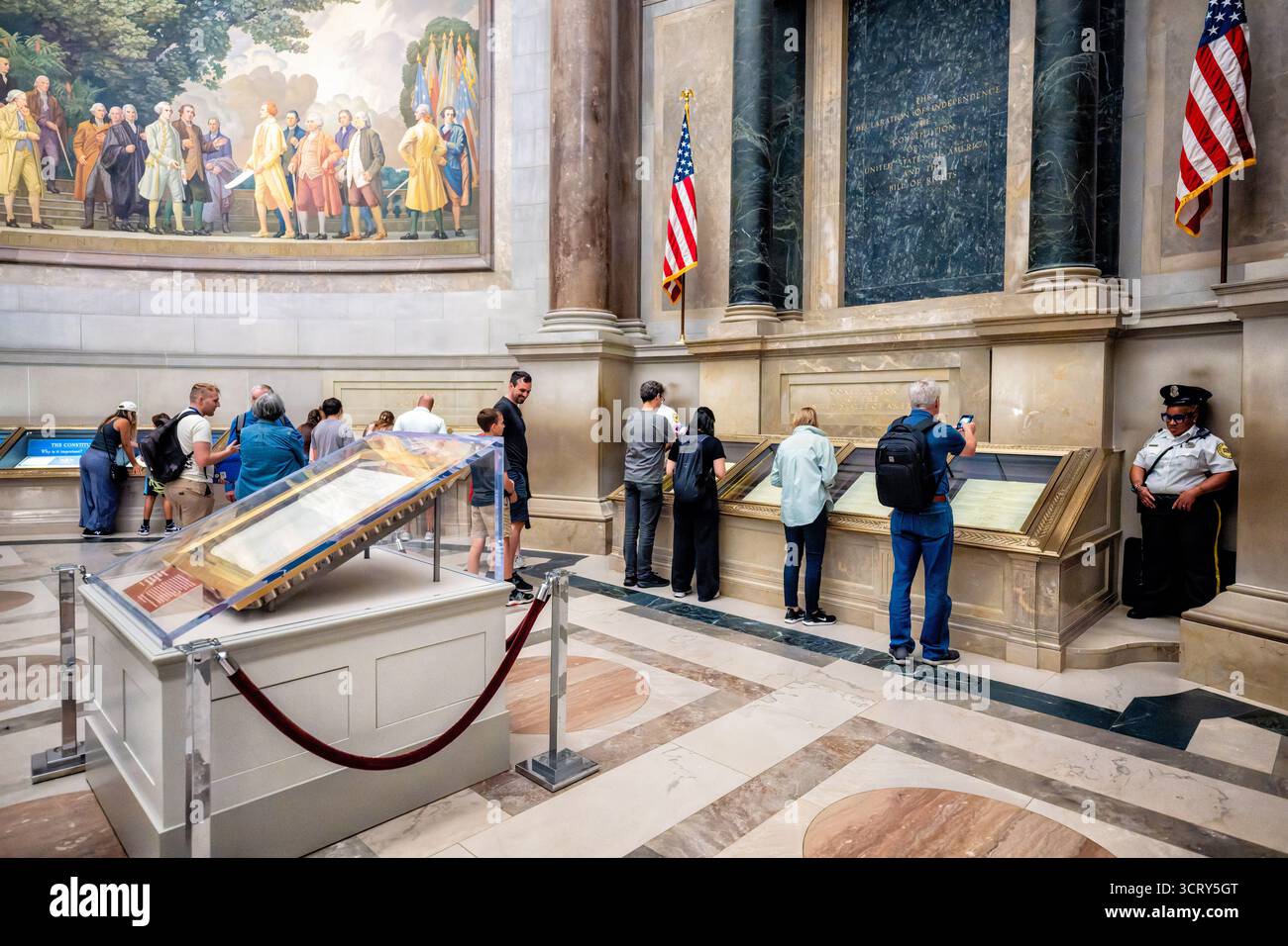 National Archives Fifth Page of Constitution Display Washington DC // WASHINGTON DC – die selten ausgestellte Fifth Page of the U.S. Constitution ist im National Archives Museum ausgestellt. Der offizielle Titel der Resolution des Verfassungskonvents über die Ratifizierung enthält Anweisungen für die staaten, wie die neue Verfassung ratifiziert werden kann. Diese Sonderinstallation, die 250 Jahre amerikanische Freiheit feiert, enthält auch die vierseitige Verfassung, ihre 27 Ergänzungen und die ursprüngliche Bill of Rights. Die Ausstellung findet vom 16. September bis zum 1. Oktober 2025 im National Archi statt Stockfoto