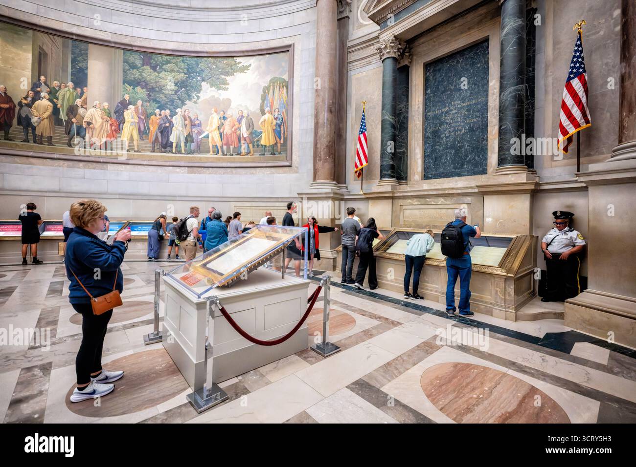 National Archives Fifth Page of Constitution Display Washington DC // WASHINGTON DC — die National Archives Rotunda stellt die selten gezeigte Fünfte Seite der US-Verfassung während einer Ausstellung vom 16. September bis 1. Oktober 2025 aus. Dieses Dokument, das George Washington am 17. September 1787 unterzeichnete, wies die staaten an, die neue Verfassung zu ratifizieren. Als Teil einer historischen Ausstellung, die 250 Jahre amerikanischer Freiheit feiert, wird erstmals die gesamte Verfassung der Vereinigten Staaten, einschließlich aller 27 Ergänzungen, gemeinsam gezeigt. Die Ausstellung zeigt auch die ursprüngliche Bill of Rights und das Fou Stockfoto