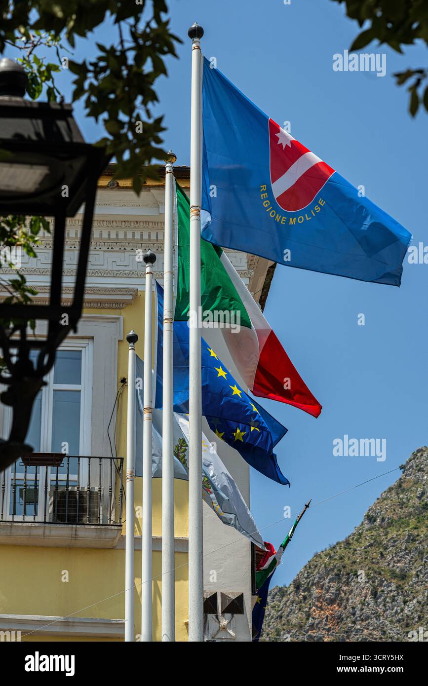 Die Fahnen der Region Molise, Italiens und der Europäischen Union flattern gemeinsam gegen einen blauen Himmel. Venafrao, Provinz Isernia, Molise, Italien, Europa Stockfoto