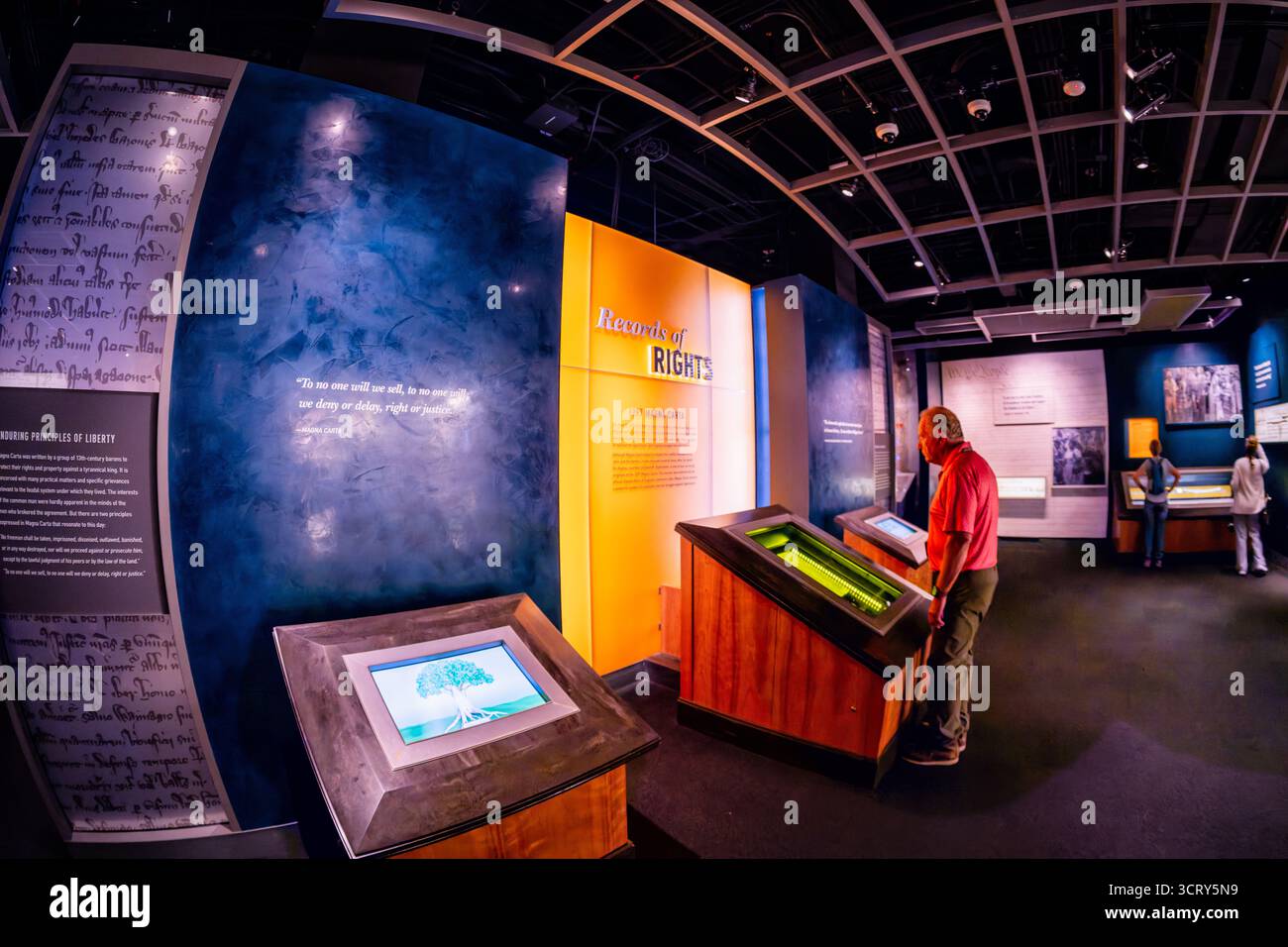 David M Rubenstein Gallery National Archives Records of Rights Washington DC // WASHINGTON DC — die Magna Carta von 1297 wird in der David M. Rubenstein Gallery im National Archives ausgestellt. Diese Version, eine von vier erhaltenen Originalen, wurde in Englands offiziellem Statute Rolls aufgenommen. Die Magna Charta wurde 1215 von König Johannes besiegelt und ist ein grundlegendes Dokument für Freiheit und Menschenrechte. Es bleibt ein mächtiges Symbol gegen Unterdrückung. Die Ausstellung „Rekorde of Rights“ erforscht diese dauerhaften Prinzipien und inspiriert demokratische Bestrebungen. Stockfoto