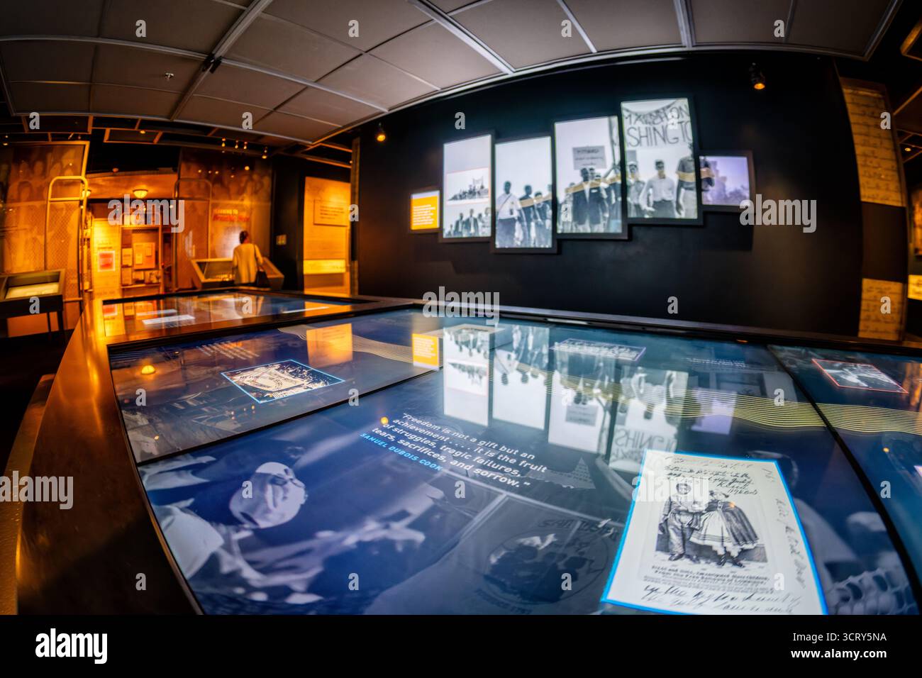 David M Rubenstein Gallery Civil Rights Exhibit National Archives Washington DC // WASHINGTON DC — die Ausstellung „Records of Rights“ in der David M. Rubenstein Gallery im National Archives Museum zeigt den anhaltenden Kampf für Bürgerrechte und Freiheiten in den Vereinigten Staaten. Interaktive Ausstellungen zeigen Originaldokumente und historische Fotografien, darunter Bilder vom Marsch auf Washington. Ein Zitat des Bürgerrechtlers und Pädagogen Samuel DuBois Cook ist deutlich zu sehen. Diese Dauerausstellung zeigt wichtige Momente in der amerikanischen Geschichte im Zusammenhang mit Gleichheit und Gerechtigkeit. Das N Stockfoto
