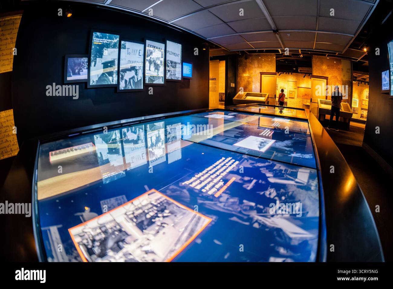 David M Rubenstein Gallery Civil Rights Exhibit National Archives Washington DC // WASHINGTON DC – The Records of Rights Exhibit, in dem Bürgerrechte und Freiheiten hervorgehoben werden, ist in der David M. Rubenstein Gallery im National Archives Museum zu sehen. Diese Dauerausstellung in Washington D.C. zeigt interaktive Ausstellungen, historische Bilder und Originaldokumente, die Amerikas anhaltenden Kampf für Gleichheit beschreiben. Besucher erkunden die wichtigsten Momente und Bewegungen in der Geschichte des Landes, von Gründungsprinzipien bis hin zu aktuellen Herausforderungen. Die David M. Rubenstein Galerie ist ein zentrales Merkmal der Na Stockfoto