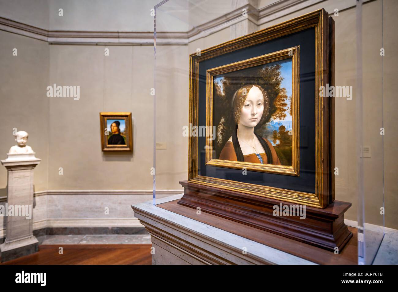 National Gallery of Art Ginevra de Benci Gemälde Washington DC // WASHINGTON DC — Ginevra de' Benci, ein Gemälde von Leonardo da Vinci (ca. 1474–1478), ist in der National Gallery of Art zu sehen Es ist das einzige Gemälde von Leonardo da Vinci in Amerika. Im Hintergrund ist auch das Porträt eines Mannes von Pietro Perugino (ca. 1488–1490) zu sehen. Diese bedeutenden Kunstwerke der Renaissance sind Teil der umfangreichen Sammlung in der National Gallery of Art, einer prominenten Institution in Washington DC, die sich der Erhaltung und Ausstellung von Kunst widmet. Stockfoto