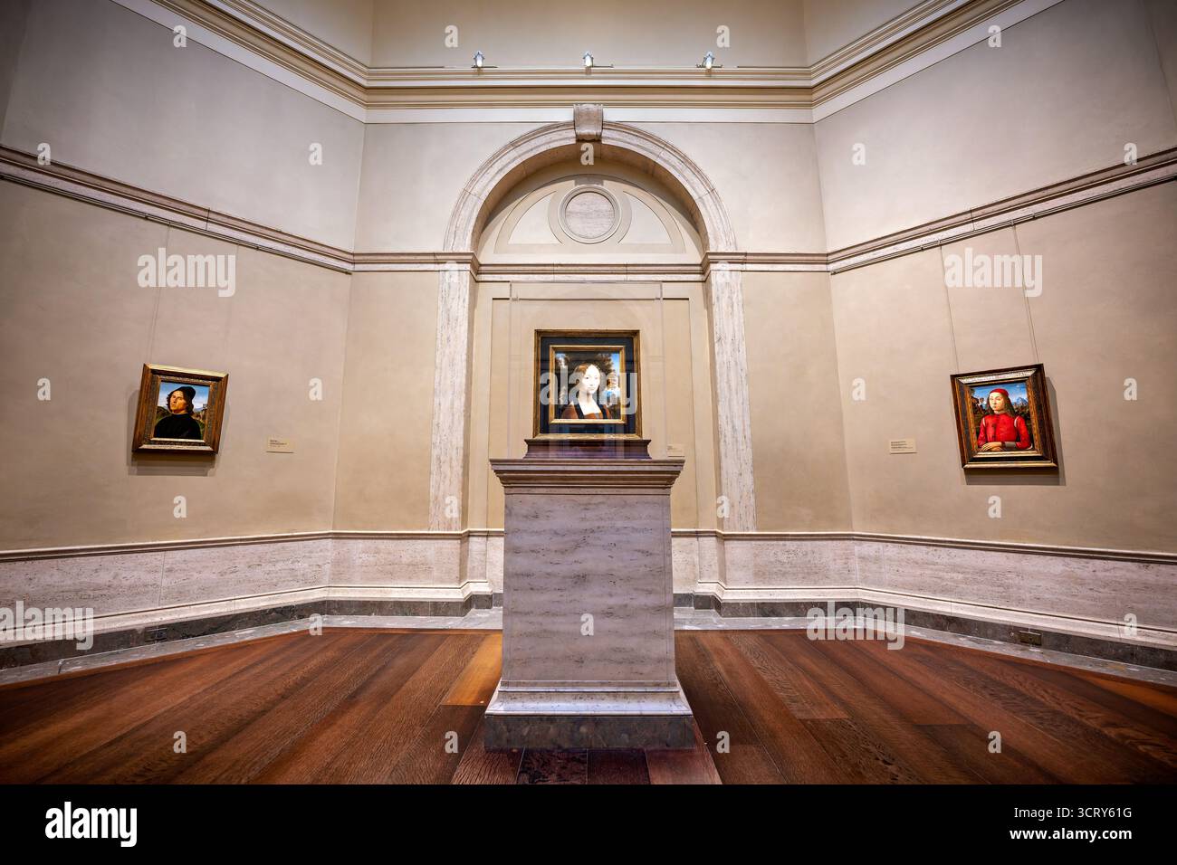 National Gallery of Art Ginevra de Benci Washington DC // WASHINGTON DC — Leonardo da Vincis *Ginevra de' Benci*, gemalt um 1474/1478, ist auf einem Podest in der National Gallery of Art zu sehen Dieses Porträt aus Öl auf Holz mit den Abmessungen 38,8 x 36,7 cm (15 1/4 x 14 7/16 Zoll) ist das einzige Gemälde von Leonardo da Vinci in Amerika. Links davon befindet sich Pietro Peruginos *Porträt von Lorenzo di Credi*, ein Öl auf Platte von ca. 1488, 44,5 x 31,7 cm (17 1/2 x 12 1/2 Zoll). An der rechten Wand hängt Agnolo di Domenico del Mazziere's *Porträt einer Jugend*, eine Ölplatte aus dem Jahr 1495/1 Stockfoto