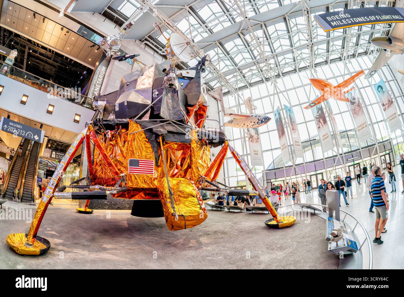 Boeing Milestones of Flight Hall Lunar Module LM 2 Washington DC Vereinigte Staaten | WASHINGTON D.C., Vereinigte Staaten – das Apollo Lunar Module LM-2, das Apollo 11's Eagle repräsentiert, dominiert die Boeing Milestones of Flight Hall im National Air and Space Museum. Das Modul wurde von Grumman für Bodentests statt für den Raumflug gebaut und misst 654 cm (21 Fuß 5,5 Zoll) quadratisch und wiegt 3.856 kg (8.500 Pfund). Sechs identische Module trugen zwischen 1969 und 1972 zwölf Astronauten zur Mondoberfläche. Stockfoto
