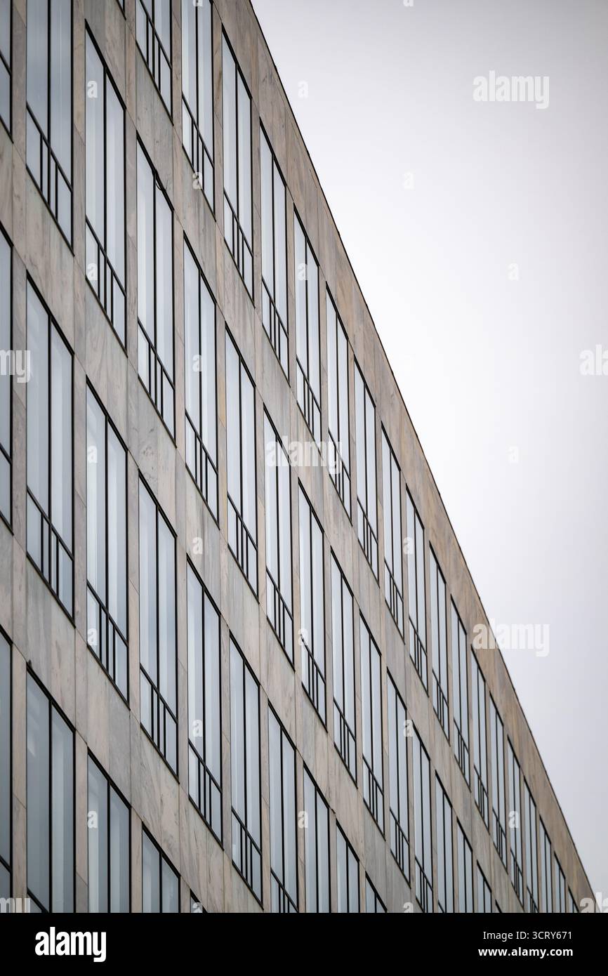 Außenansicht des Hauptquartiers der FAA Washington DC // WASHINGTON DC — das Außengebäude des Hauptquartiers der Federal Aviation Administration (FAA) ist bei bewölktem Himmel zu sehen. Es ist das primäre Verwaltungs- und Betriebszentrum der Federal Aviation Administration. Die FAA ist eine Regierungsbehörde, die für die Regulierung und Überwachung aller Aspekte der Zivilluftfahrt in den Vereinigten Staaten zuständig ist. Das Hauptquartier befindet sich in der 800 Independence Avenue SW, einer prominenten Adresse in der Hauptstadt des Landes. Das Gebäude ist ein wichtiges Wahrzeichen in Washington, D.C. Stockfoto