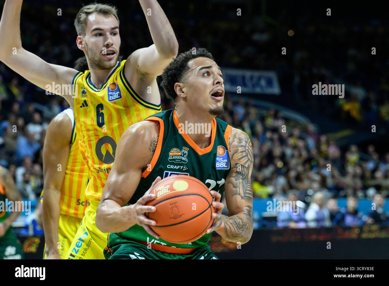 Deutschland, Berlin, Basketball, Alba Berlin vs VET-CONCEPT Gladiators Trier , BBL, Basketball, Uber Arena, im Bild v.l.: Malte Delow Alba Berlin, Nolan Adekunle Trier, Zweikampf, Action, Kampf, kaempft um den Ball, 03.10.2025 *** DE, Berlin, Basketball, Alba Berlin vs VET CONCEPT Gladiators Trier , BBL, Basketball, Uber Arena, im Bild von l Malte Delow Alba Berlin , Nolan Adekunle Trier , Duell, Action, Kampf, Kampf um den Ball, 03 10 2025 Copyright: HMBxMedia/UwexKoch Stockfoto