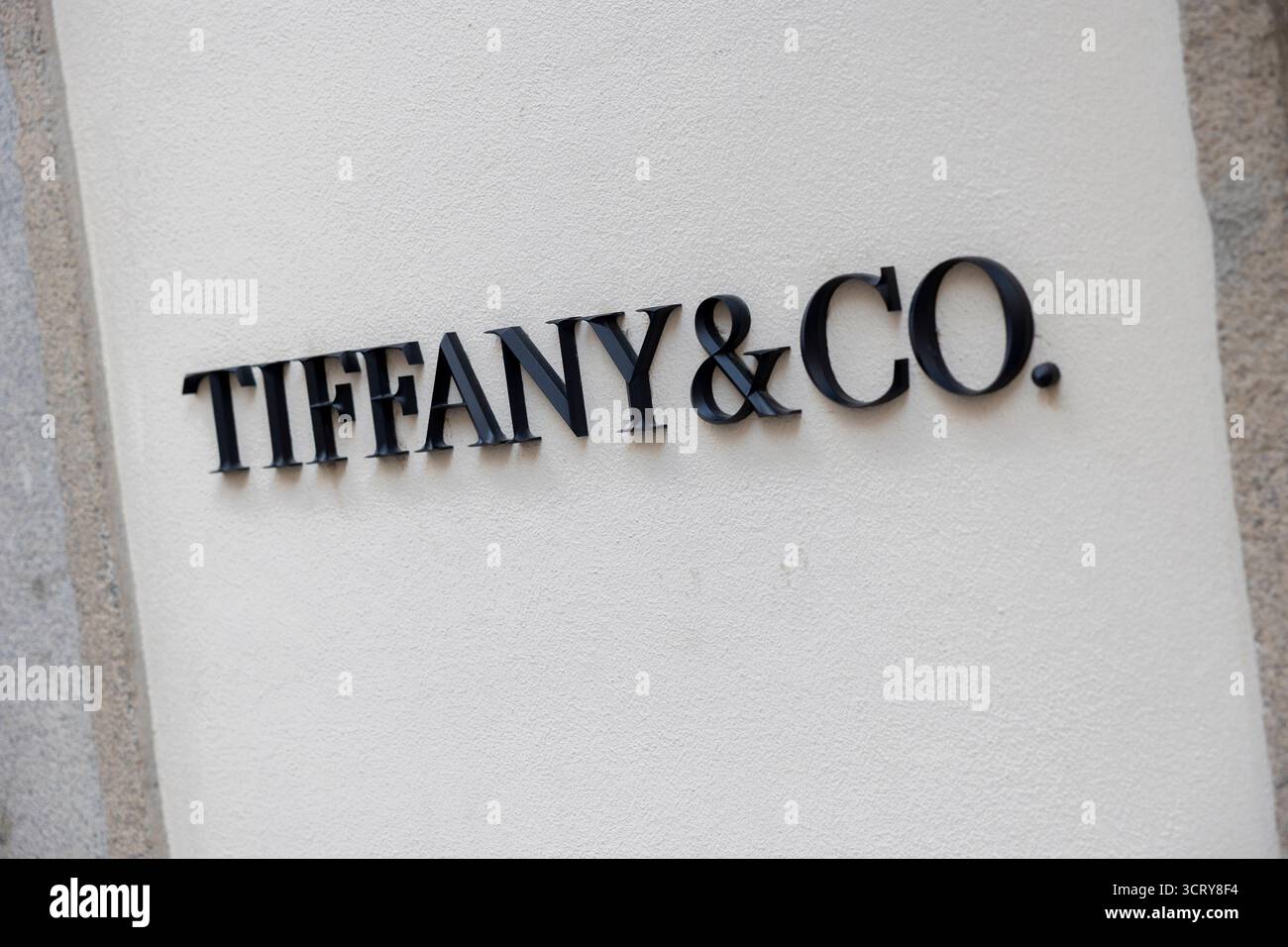 Das Tiffany-Logo befindet sich außerhalb des Ladens an der Via Monte Napoleone in Mailand Stockfoto